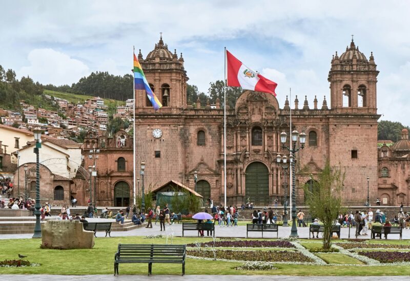 Cathédrale Cusco et drapeaux sur la Plaza de Armas.