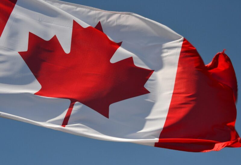 Bandera de Canadá ondeando al viento