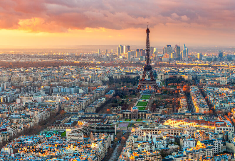 Vista de París al atardecer desde lo alto, con la torre Eiffel en el centro